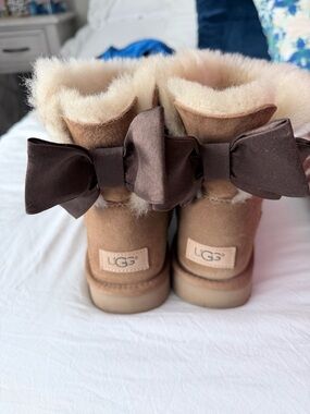 UGG Women’s Chestnut Suede Bow-Back Shearling Boots